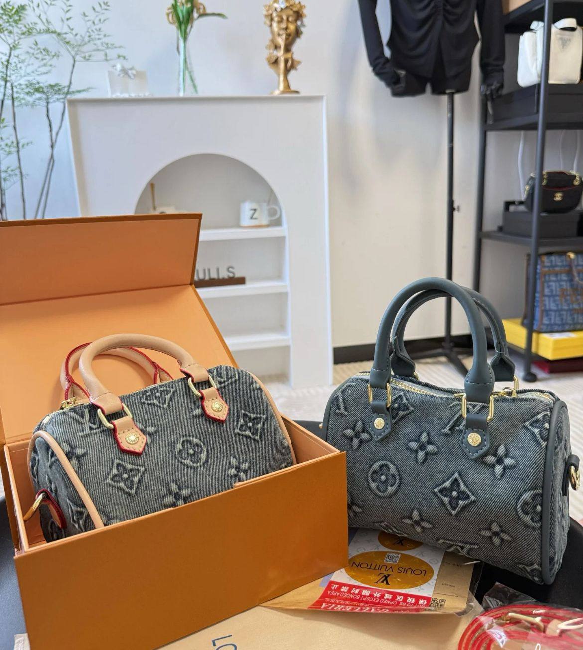 LV
90 dhs🗽

With box
🎁🎁🎁

Zain35
♥️♥️♥️