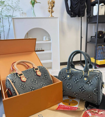 LV
90 dhs🗽

With box
🎁🎁🎁

Zain35
♥️♥️♥️