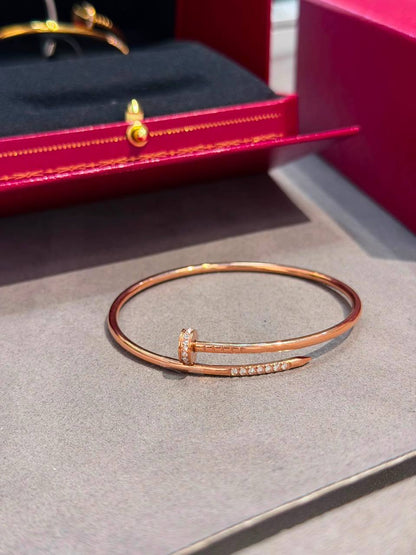 Cartier ♥️
* ⁠↗️ *Super Master Quality ®️*⬆️
* Just un clou New Bangle  with Stone,
* ⁠available All Size in Gold , Silver & Rosegold

NEW COLLECTION

*95 dhs✅* with *Normal* Box & Bag
*140 dhs✅* with *Orignal* Packing 🎁

Zain106
♥️♥️♥️