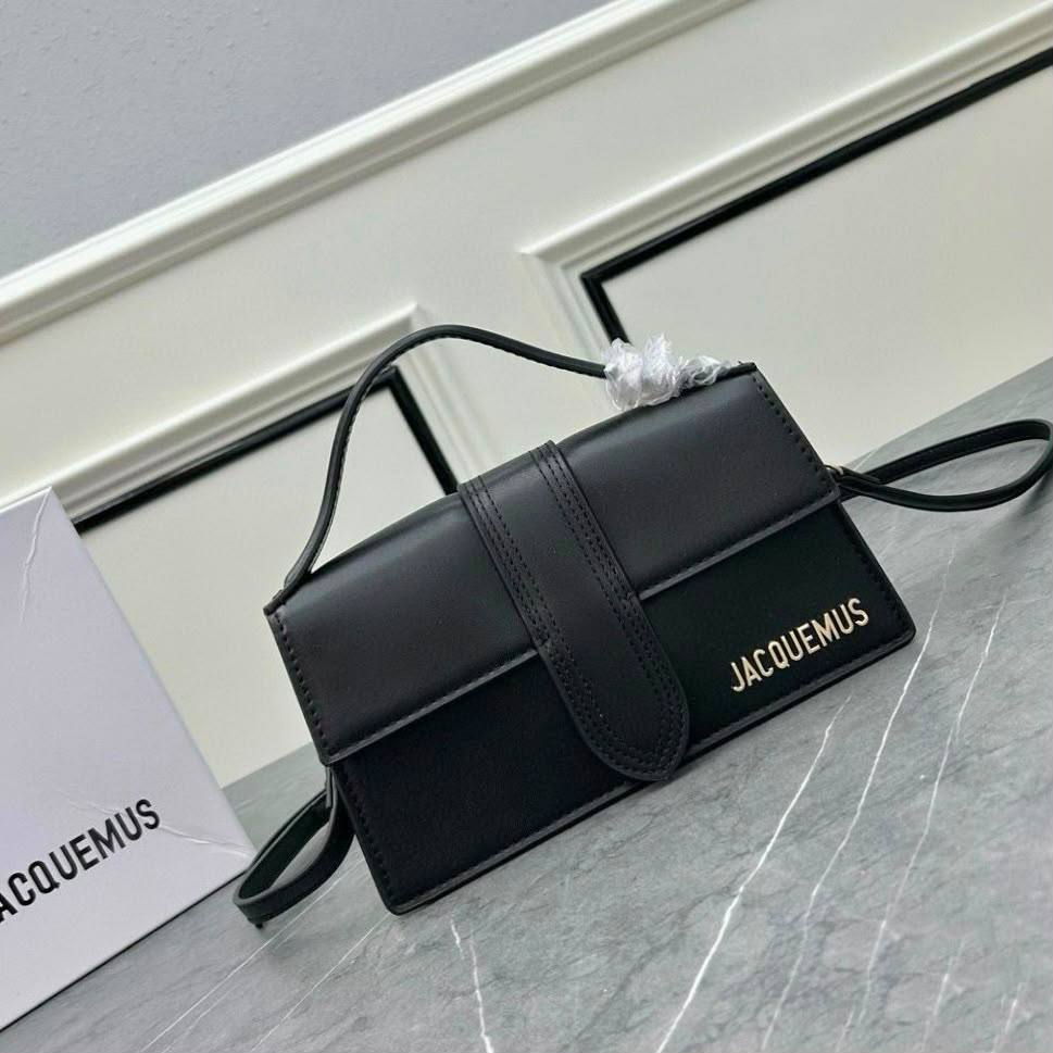 JACQUEMUS 

COPY ONE 

RESTOCK 

WITH BOX 

BIG SIZE  220 DHS……
(Leather)

Zain295
♥️♥️♥️♥️