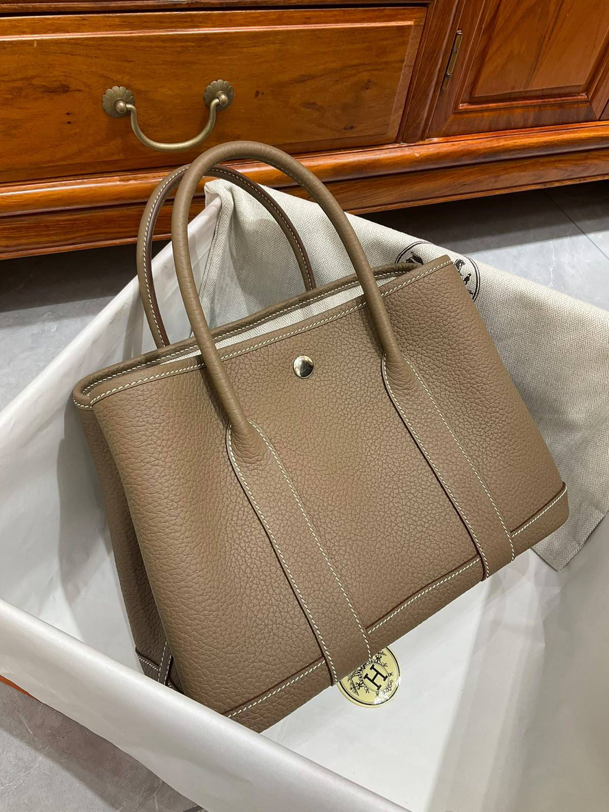 Hermes

Garden Party 30

Size: 13 x 21 x 30cm
Tote / Everyday Bag

For Price 👇 WhatsApp✅
0568585901 
0507557372
0552275751 Owner Zain 👌

Zain325 
♥️♥️♥️