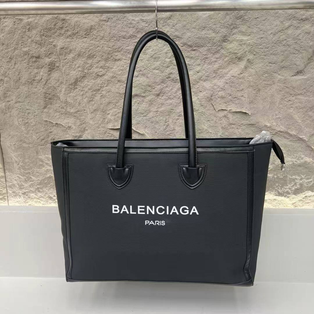 Balenciaga 
70 dhs🇦🇪

Zain232
♥️♥️♥️