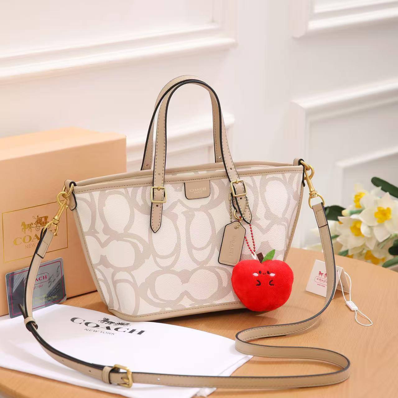 Coach
Best quality

With box’s
🎁🎁🎁

95 dhs🇦🇪
size 21cm

Zain158
♥️♥️♥️