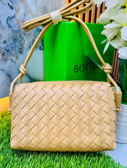 BOTTEGA 

90 dhs🪙💕

with box
🎁🎁🎁

Zain190
♥️♥️♥️