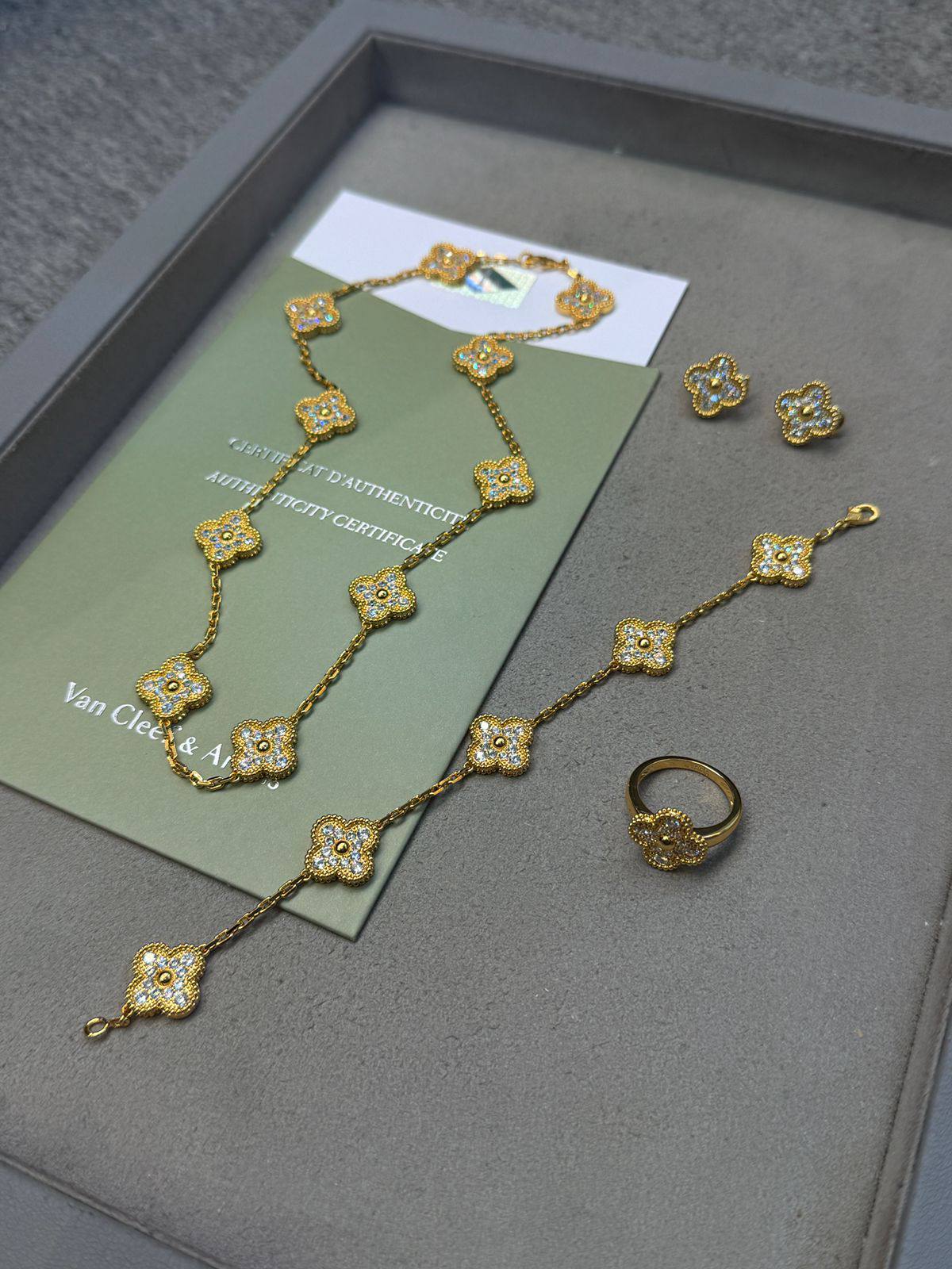 VCA
Necklace 135 dhs❣️
Earing 85 dhs❣️
Bracelet 95 dhs❣️
Ring 65 dhs❣️

Normal box🎁

Zain200
♥️♥️♥️