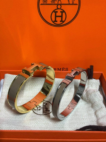 Hermes ❤️‍🔥*
Bangle ✨
Master quality 💯
Size 17,19,
With normal boxes 📦 
45 dhd💓
With master box 🗃️ 
55 dhs💓

Zain216
♥️♥️♥️