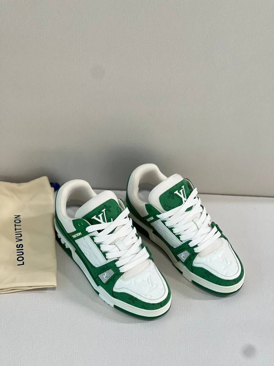 LOUIS VUITTON 
SUPER MASTER 
40-46
600 dhs🪙🖤

Zain43
♥️♥️♥️