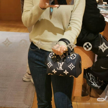LV
80 dhs🪙💕
with box
🎁🎁🎁

size 20×12×14cm

Zain213
♥️♥️♥️