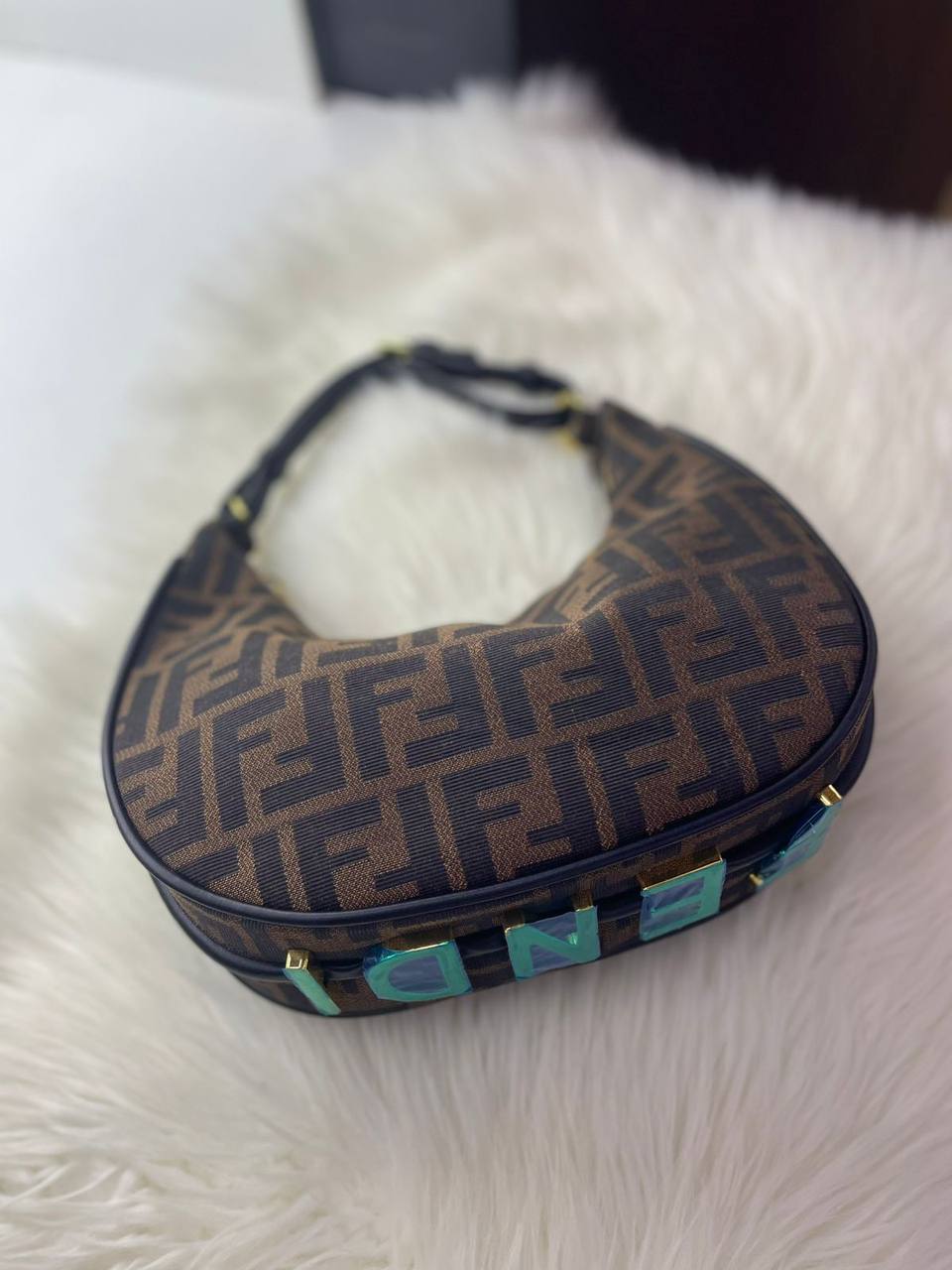 Fendi
100 dhs✅

Zain118
♥️♥️♥️