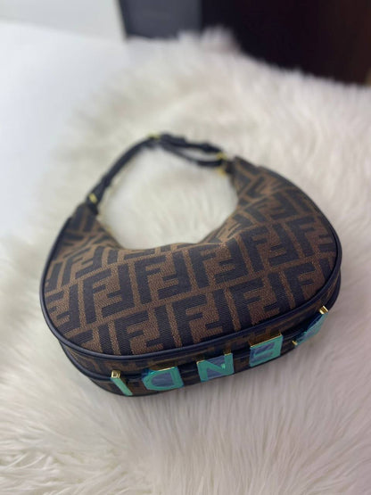 Fendi
100 dhs✅

Zain118
♥️♥️♥️