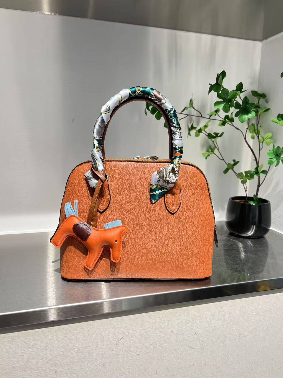 HERMES
ʙᴏʟɪᴅᴇ
ᴡɪᴛʜ ʟᴏɴɢ ʙᴇʟᴛ sᴛʀᴀᴘ
sɪᴢᴇ: 26 cm
ᴡɪᴛʜᴏᴜᴛ ʙᴏx

70 dhs🪙💕

Zain31
♥️♥️♥️