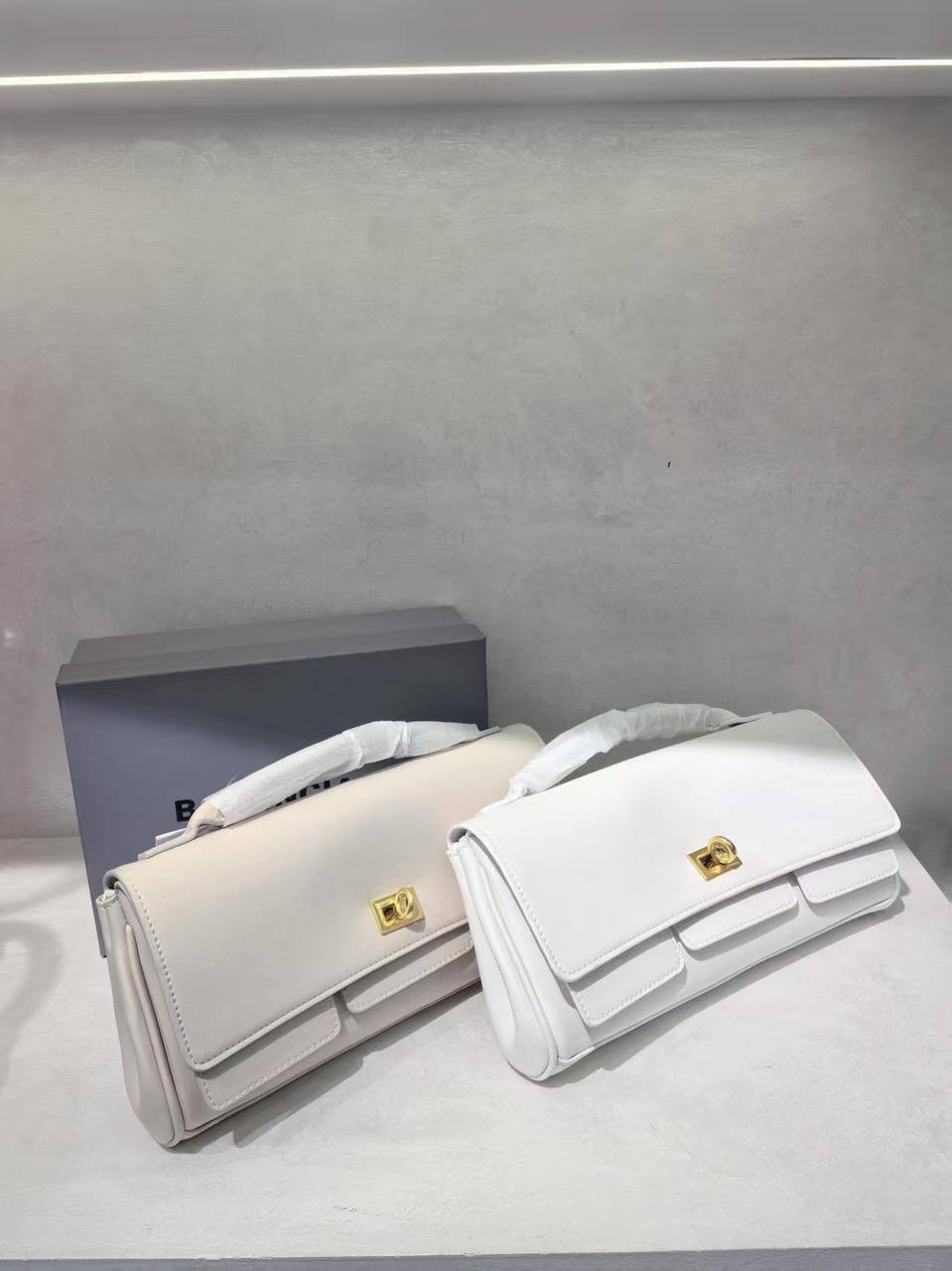 Balennciaga  
120 dhs✅
Size 28cm

Zain161
♥️♥️♥️