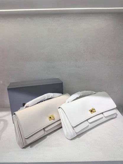 Balennciaga  
120 dhs✅
Size 28cm

Zain161
♥️♥️♥️