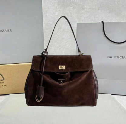 BALENCIAGA 
HIGH QUALITY 
140 dhs✅

Zain295
♥️♥️♥️
