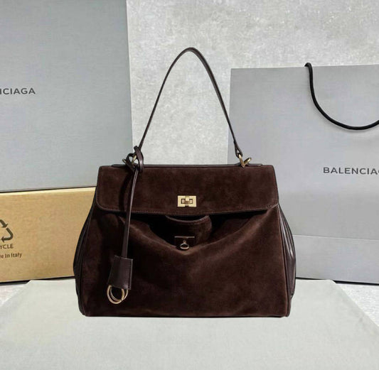 BALENCIAGA 
HIGH QUALITY 
140 dhs✅

Zain295
♥️♥️♥️