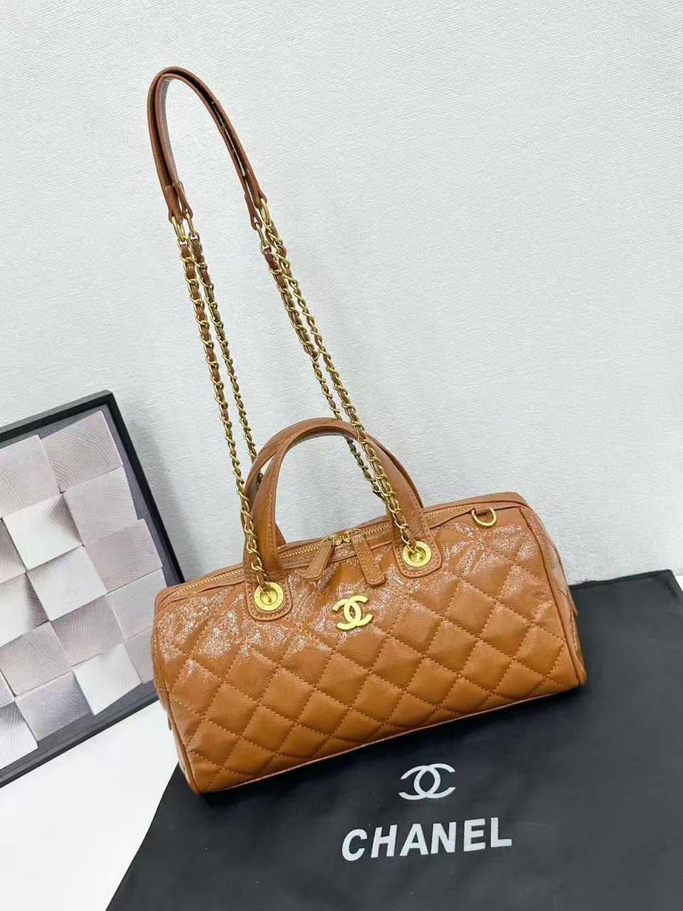 CHANEL
 NEW CAME GOOD QUALITY 
90 dhs🪙💕

Zain39
♥️♥️♥️