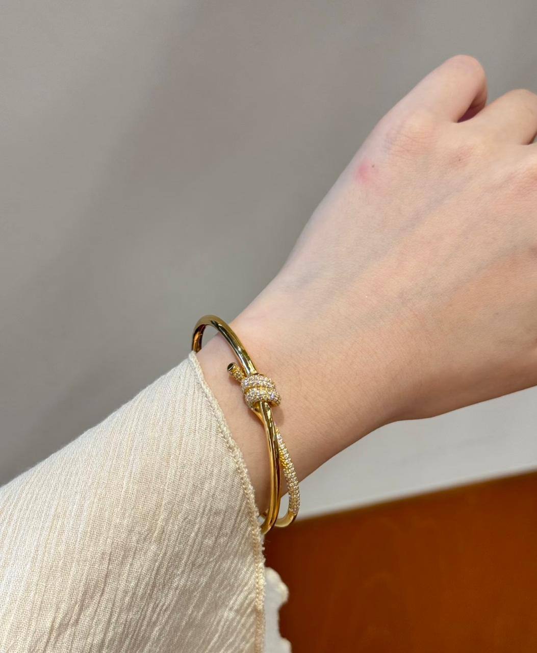 Tiffany 💥*
Bangle 🍁
Master quality 🐦‍🔥
With normal boxes 📦 
90 dhs✅
With master box 🗃️ 
130 dhs✅

Zain216
♥️♥️♥️