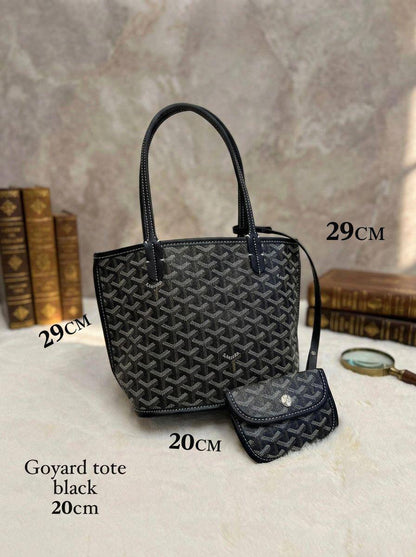 Goyard ᴍɪɴɪ ᴛᴏᴛᴇ
ʜᴀɴᴅʙᴀɢ/ᴘᴏᴜᴄʜ
ɴᴏ ʙᴏx 
ʟᴇᴀᴛʜᴇʀ
size:20ᴄᴍ
75 dhs🇦🇪

Zain56
♥️♥️♥️