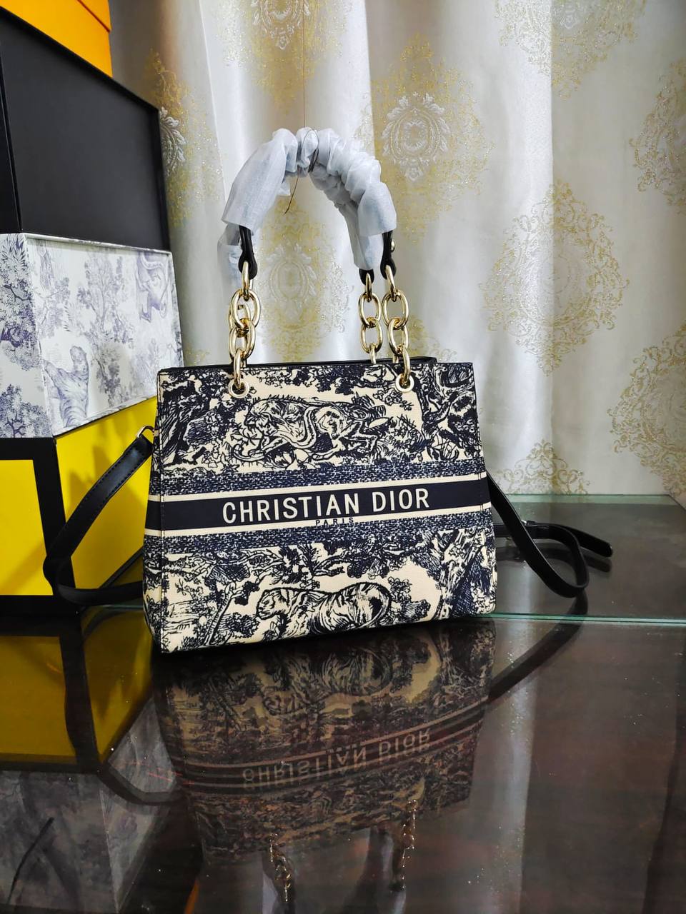 Dior

100 dhs✅    36cm
110 dhs✅   41cm

Zain26
♥️♥️♥️