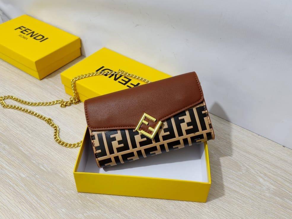 Fendi
90 dhs🪙💕

high quality 
With box  
🎁🎁🎁

21cm

Zain26
♥️♥️♥️