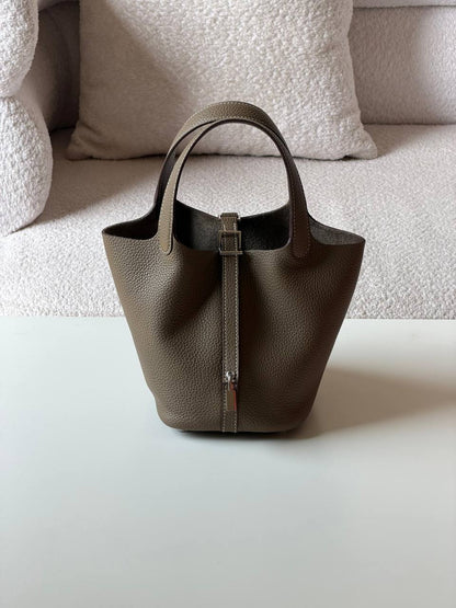 Hermes
picotin 18cm💥Master quality ✅

with box📦

340 dhs✅

Zain52
♥️♥️♥️