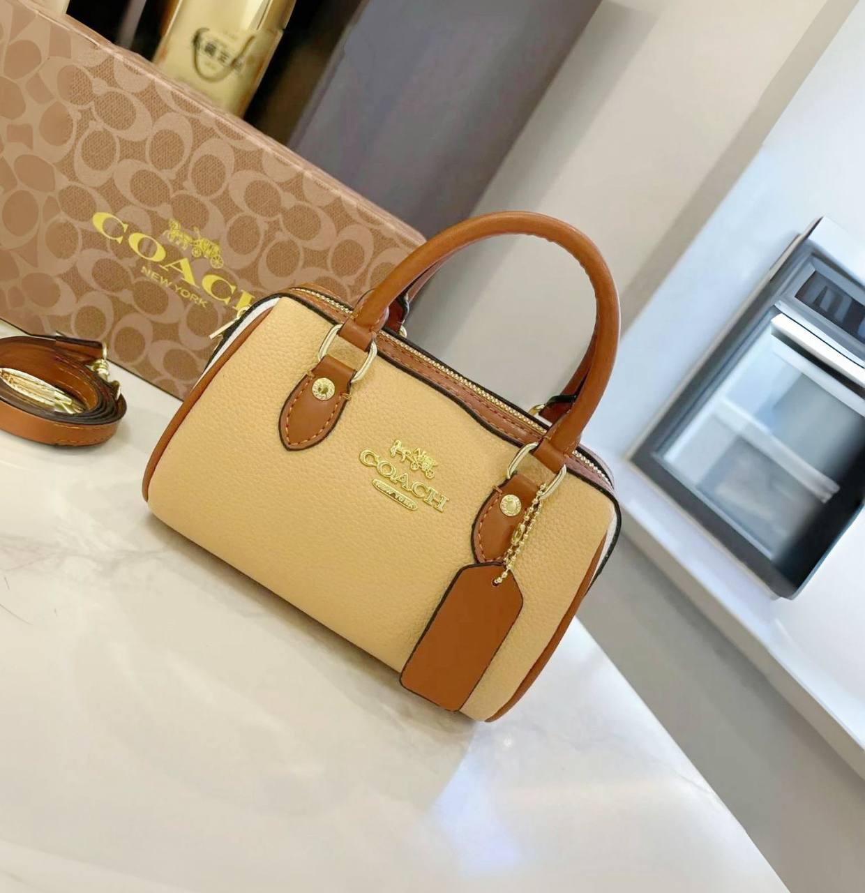 COACH 
NEW CAME GOOD QUALITY 
WITH BOX 
🎁🎁🎁

90 dhs🪙🌨️
SIZE: 18cm

Zain39
♥️♥️♥️