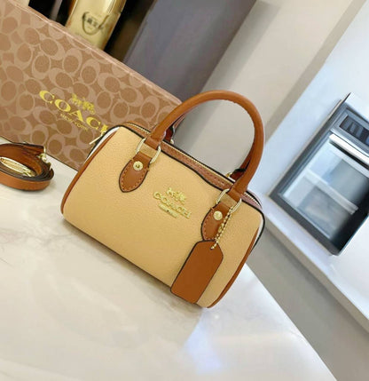 COACH 
NEW CAME GOOD QUALITY 
WITH BOX 
🎁🎁🎁

90 dhs🪙🌨️
SIZE: 18cm

Zain39
♥️♥️♥️