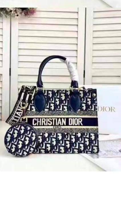 Dior 

Good Quality

With Box 🎁🎁🎁

110 dhs🇦🇪

Zain250
♥️♥️♥️