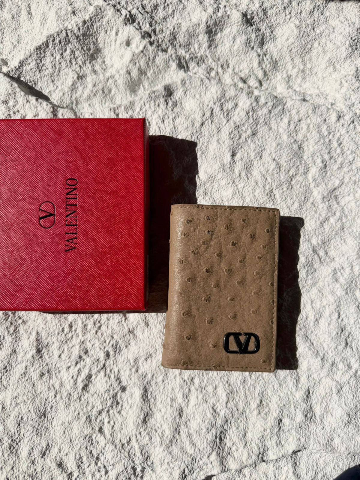 Valentino
Wallet 
60 dhs❣️

Zain33
♥️♥️♥️