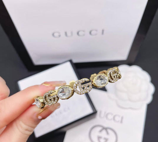Gucci ❤️‍🔥*
Bangle 🦋
Master quality 💯
With normal boxes 📦 
65 dhs🪙💕
With master box 🗃️ 
85 dhs🪙💕

Zain216
♥️♥️♥️