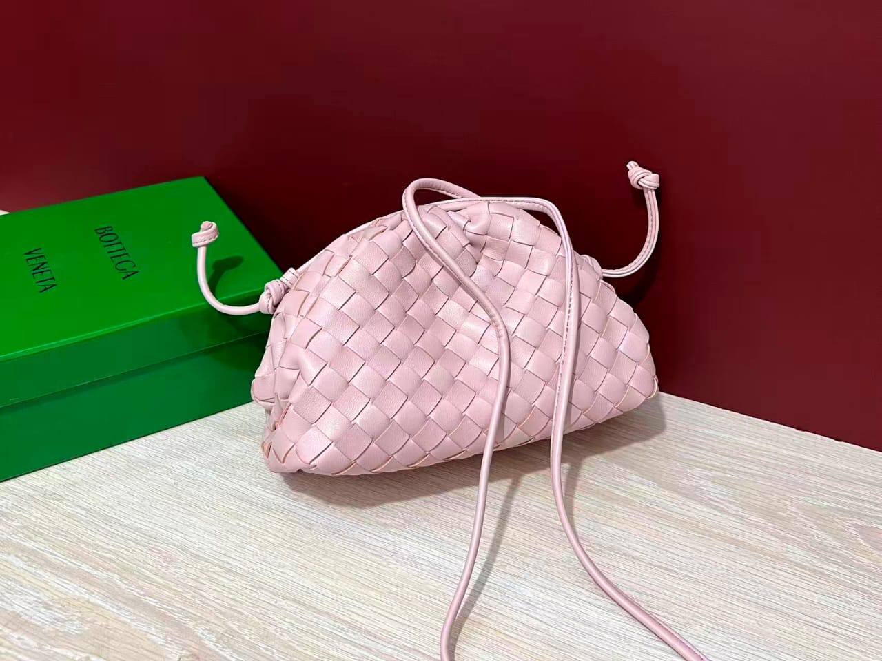 Bottega
110 dhs✅
with box
size 22cm

Zain26
♥️♥️♥️