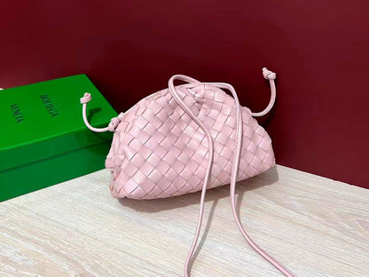 Bottega
110 dhs✅
with box
size 22cm

Zain26
♥️♥️♥️