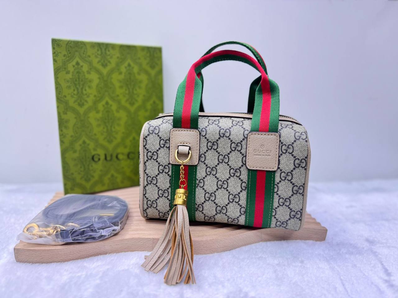 Gucci  

with box  
🎁🎁🎁

size:20×13cm  
110 dhs💓

Zain114
♥️♥️♥️