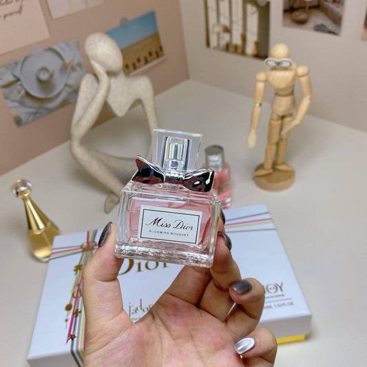 Dior
30 ml
65 dhs🪙🌨️

Zain17
♥️♥️♥️