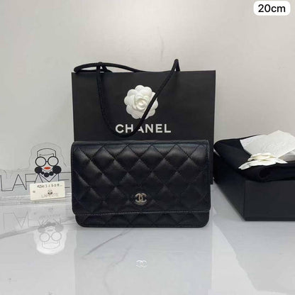 💗  Chanel wac

1️⃣ First quality +🎁

Size : 20 * 14 cm
85 dhs🇦🇪🇦🇪

 with box 🎁
Zain115
♥️♥️♥️