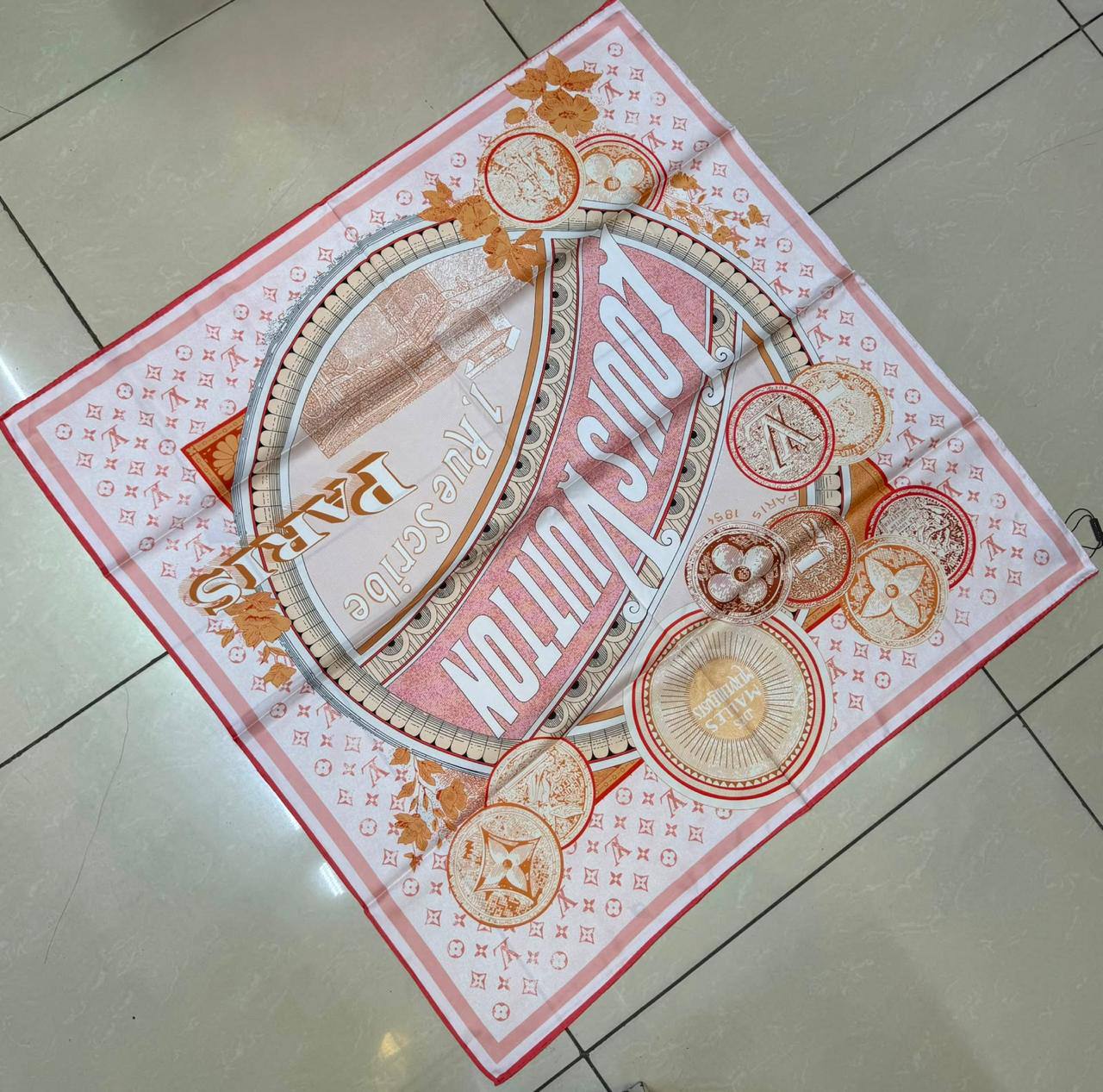 Silk square scarf 
40 dhs🇦🇪🇦🇪
Size 90*90

Zain93
♥️♥️♥️