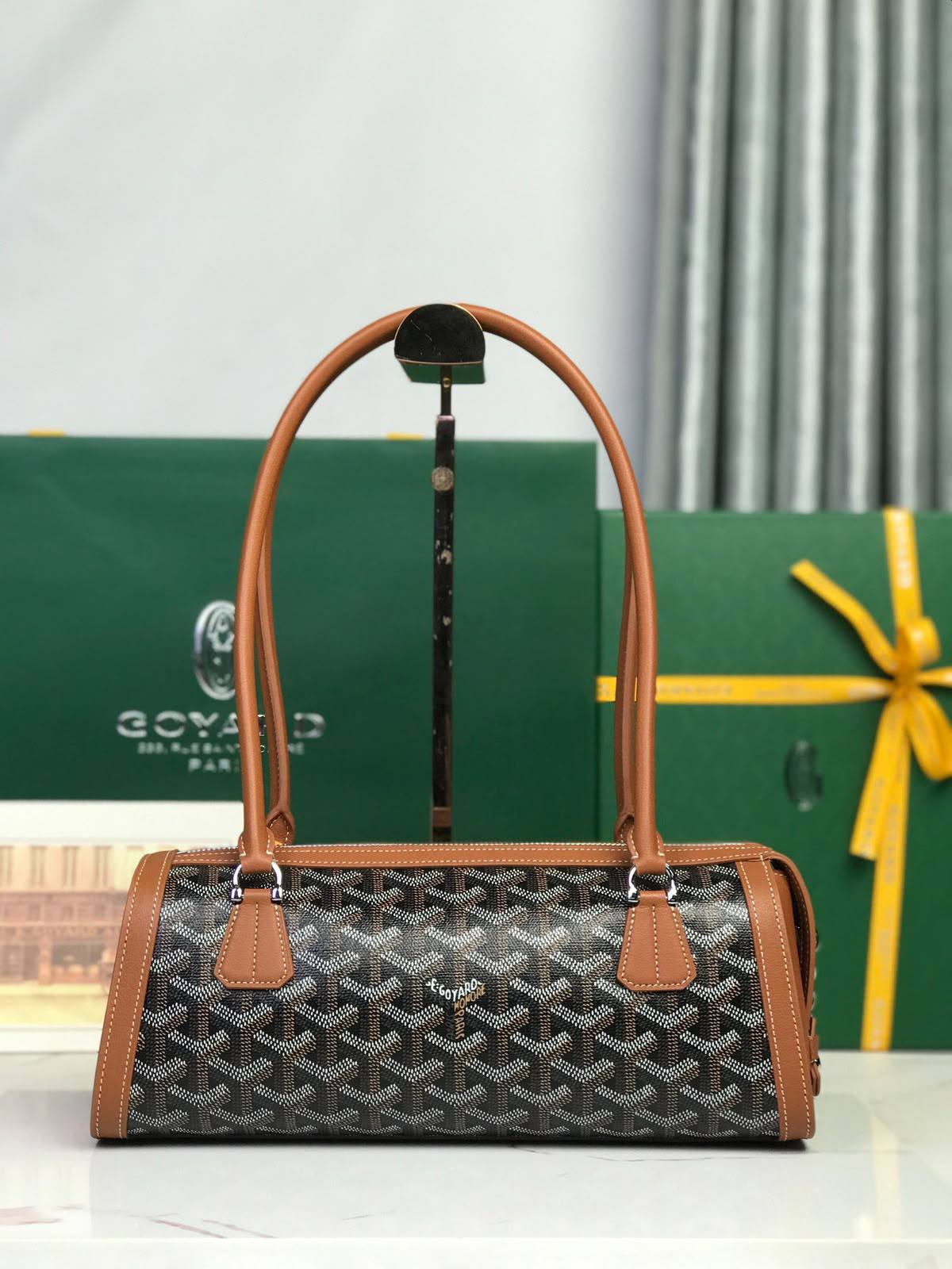 Goyard
model: Hardy PM

Color:Black & Tan

Material:Signature Goyardine canvas with leather trim

Design:Iconic chevron pattern
Handles:Long double leather handles

Style:Elegant, structured handbag suitable for everyday use

For Price 👇 WhatsApp✅
056858