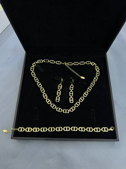 *SET ❤️‍🔥*
Necklace 🐦‍🔥
Earring🌸
Bracelet ✨
Ring 💍 
good quality 💯
With normal boxes 🗃️ 
And paper bag 🛍️
55 dhs❣️

Zain216
♥️♥️♥️