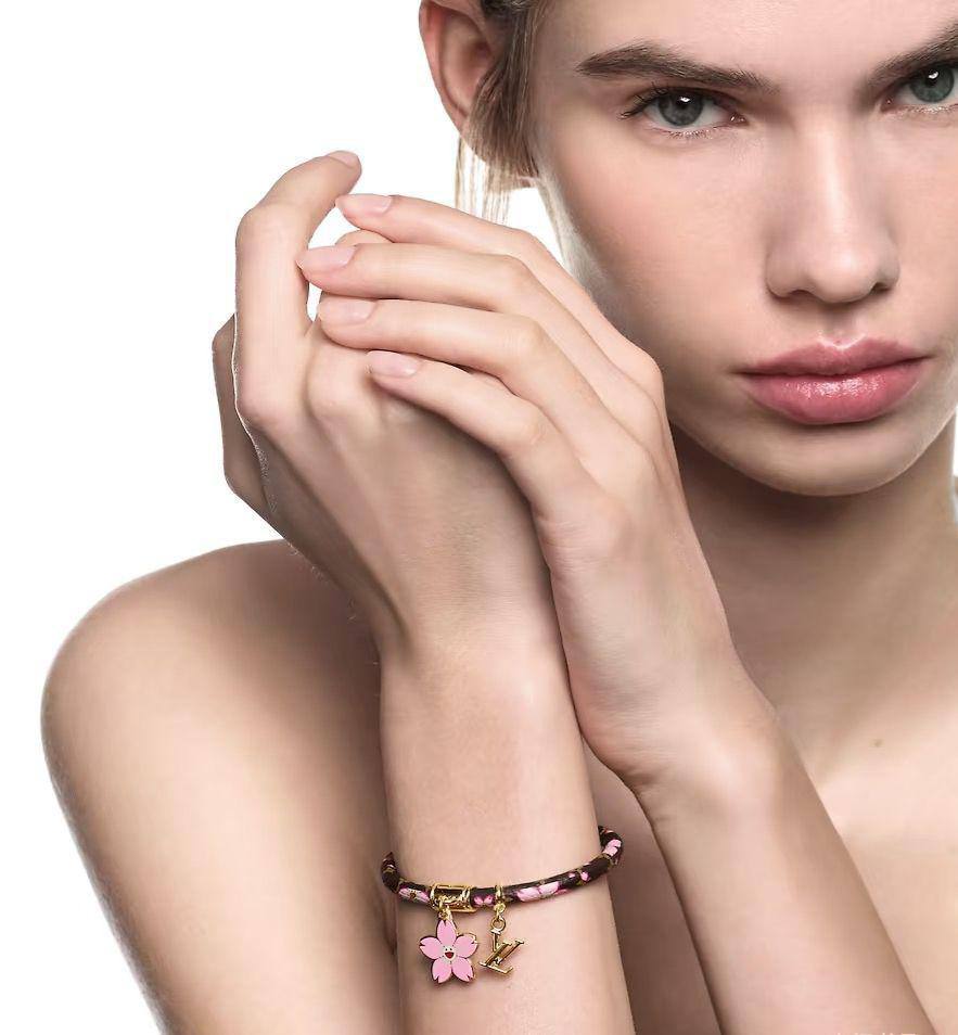 LV ❤️‍🔥*
Bracelet ✨
Master quality 💯
With normal boxes 📦 
And paper bag 🛍️
55 dhs✅
With master box 🗃️ 
65 dhs✅

Zain216
♥️♥️♥️