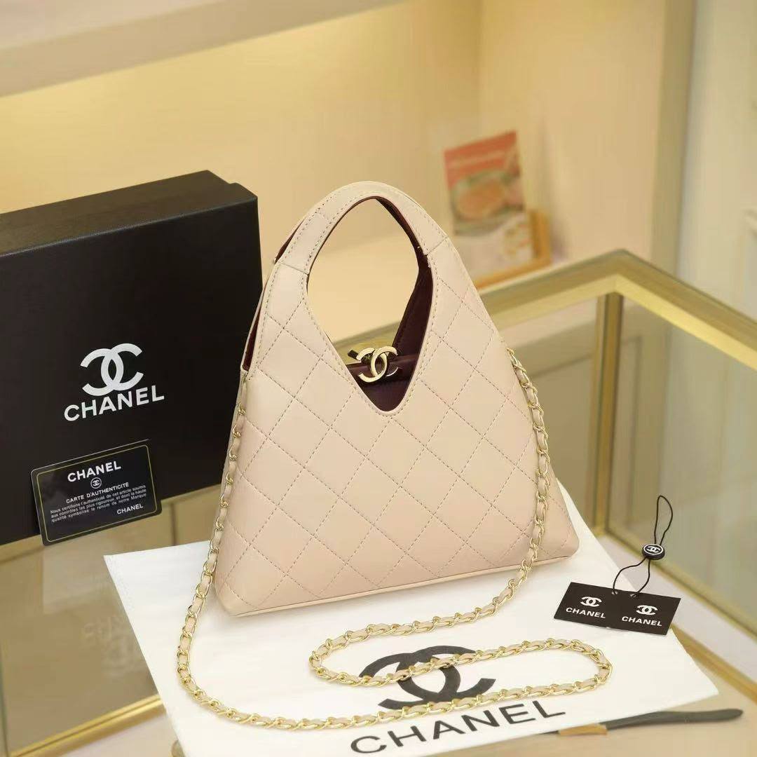 CHANEL 

SIZE  ……… 22CM 

135 dhs🇦🇪🇦🇪
Withbox 

Zain244
♥️♥️♥️