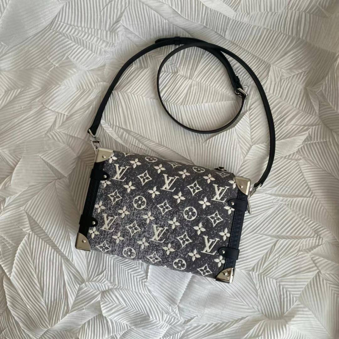Vuitton Monogram 
Jacquard Denim Side Trunk

For Price 👇 WhatsApp✅
0568585901 
0507557372
0552275751 Owner Zain 👌

Zain71
♥️♥️♥️