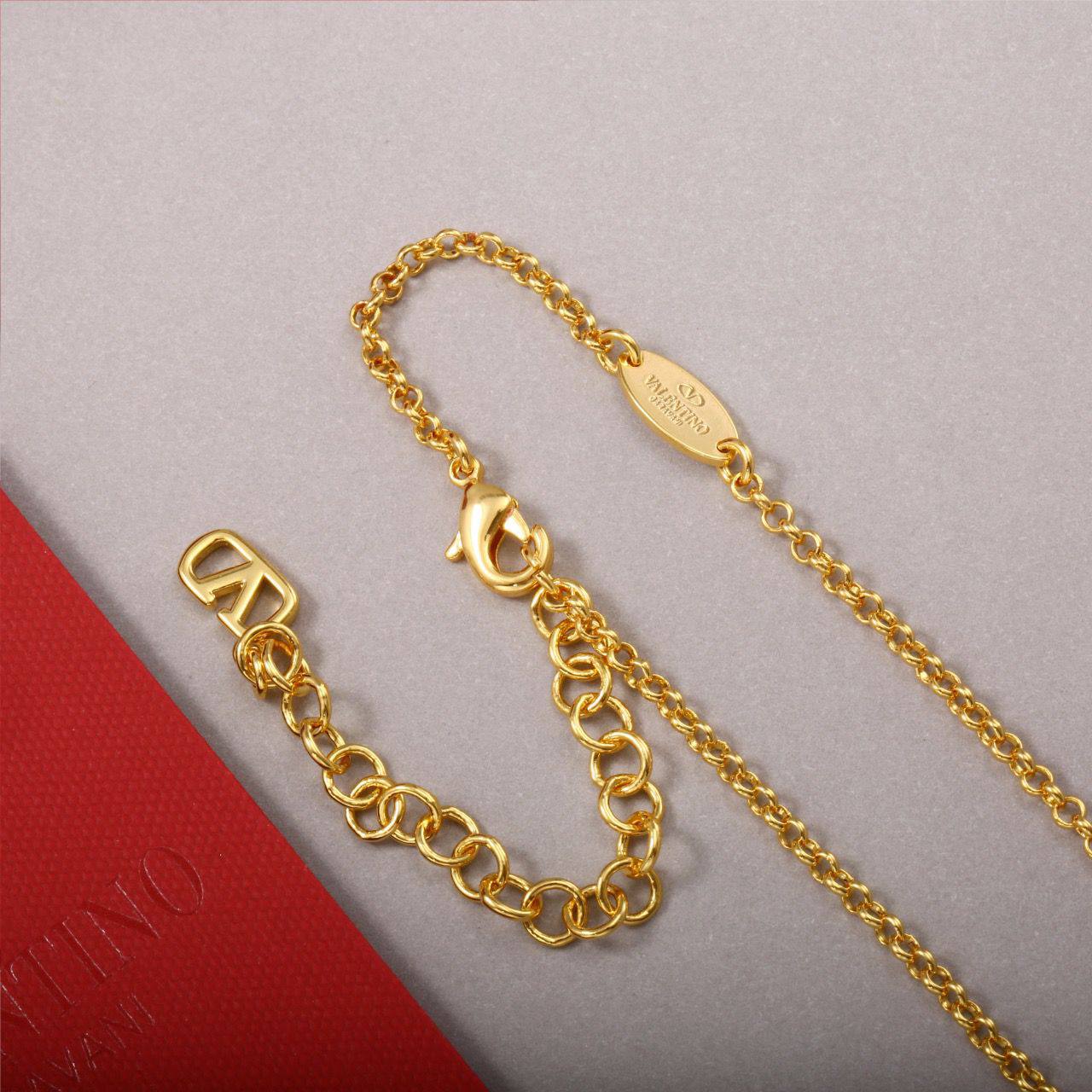 Valentino SET
NECKLACE Bracelet Earrings 
120 dhs🪙💚 
With Same Box And Paper Bag
🎁🎁🎁

Zain89
♥️♥️♥️