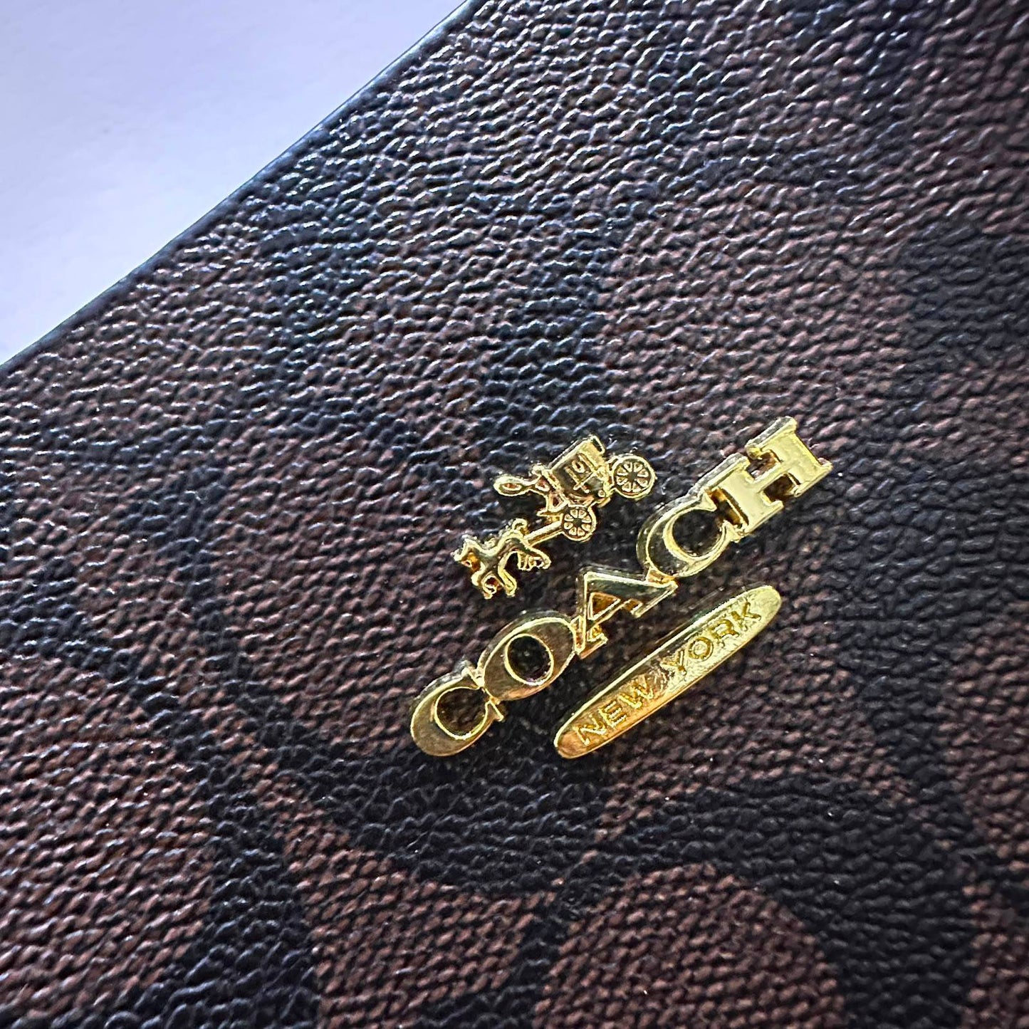 Coach 
 good quality 
with box 
120 dhs✅

Zain39
♥️♥️♥️