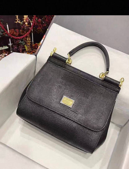D&g

110 dhs
With box

Zain35
♥️♥️♥️