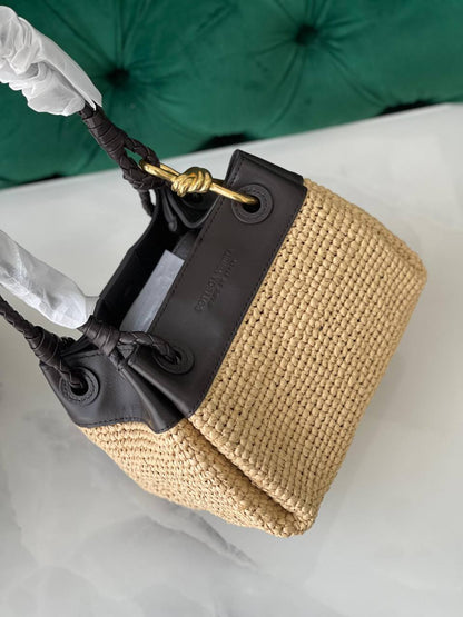 BOTTEGA ✨
Size- 20Cm💥
Available original box 📦 
With full packing 🎀🎀
Super high quality 💥💥
For Price 👇 WhatsApp✅
0568585901 
0507557372
0552275751 Owner Zain 👌

Zain282
♥️♥️♥️