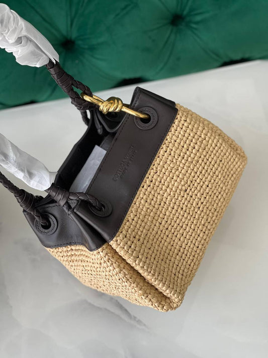 BOTTEGA ✨
Size- 20Cm💥
Available original box 📦 
With full packing 🎀🎀
Super high quality 💥💥
For Price 👇 WhatsApp✅
0568585901 
0507557372
0552275751 Owner Zain 👌

Zain282
♥️♥️♥️