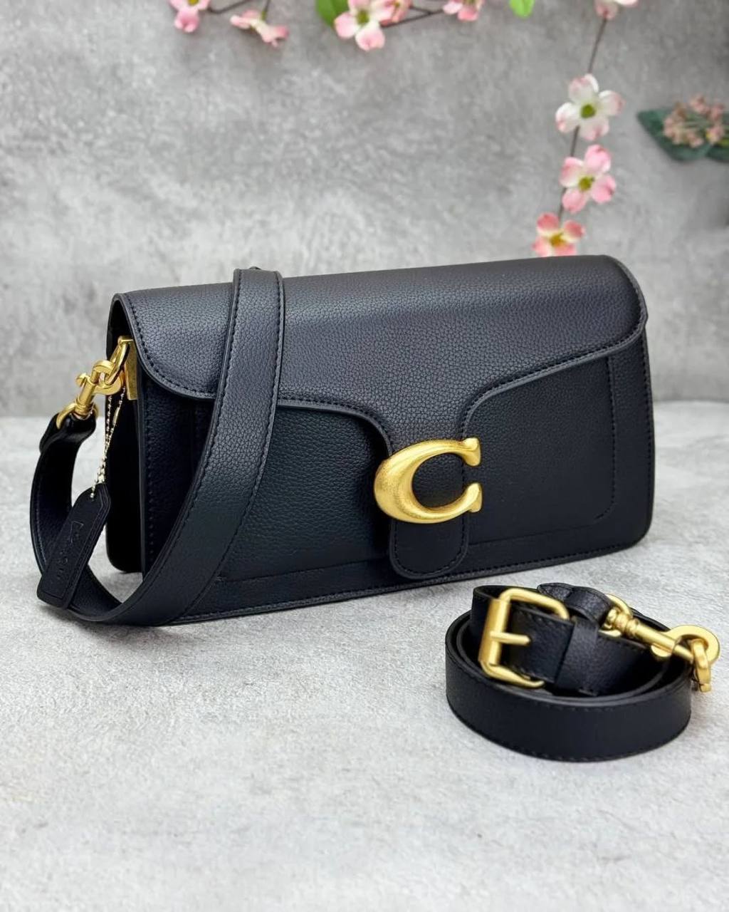 COACH
Best quality with box’s 🎁
100 dhs✅
size 21CM

Zain290
♥️♥️♥️