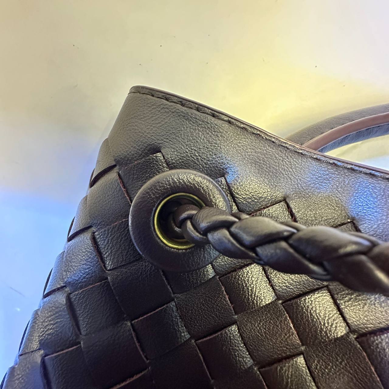 BOTTEGA 
GOOD QUALITY WITH BOX 
115 dhs✅
Size: 25cm

Zain295
♥️♥️♥️