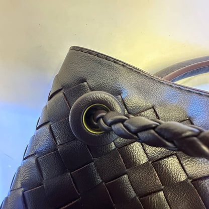BOTTEGA 
GOOD QUALITY WITH BOX 
115 dhs✅
Size: 25cm

Zain295
♥️♥️♥️