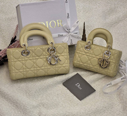 Dior 
Master🌺🌺
    17Cm 250 dhs💛
    22Cm 290 dhs💛
With Box Quality

Zain131
♥️♥️♥️